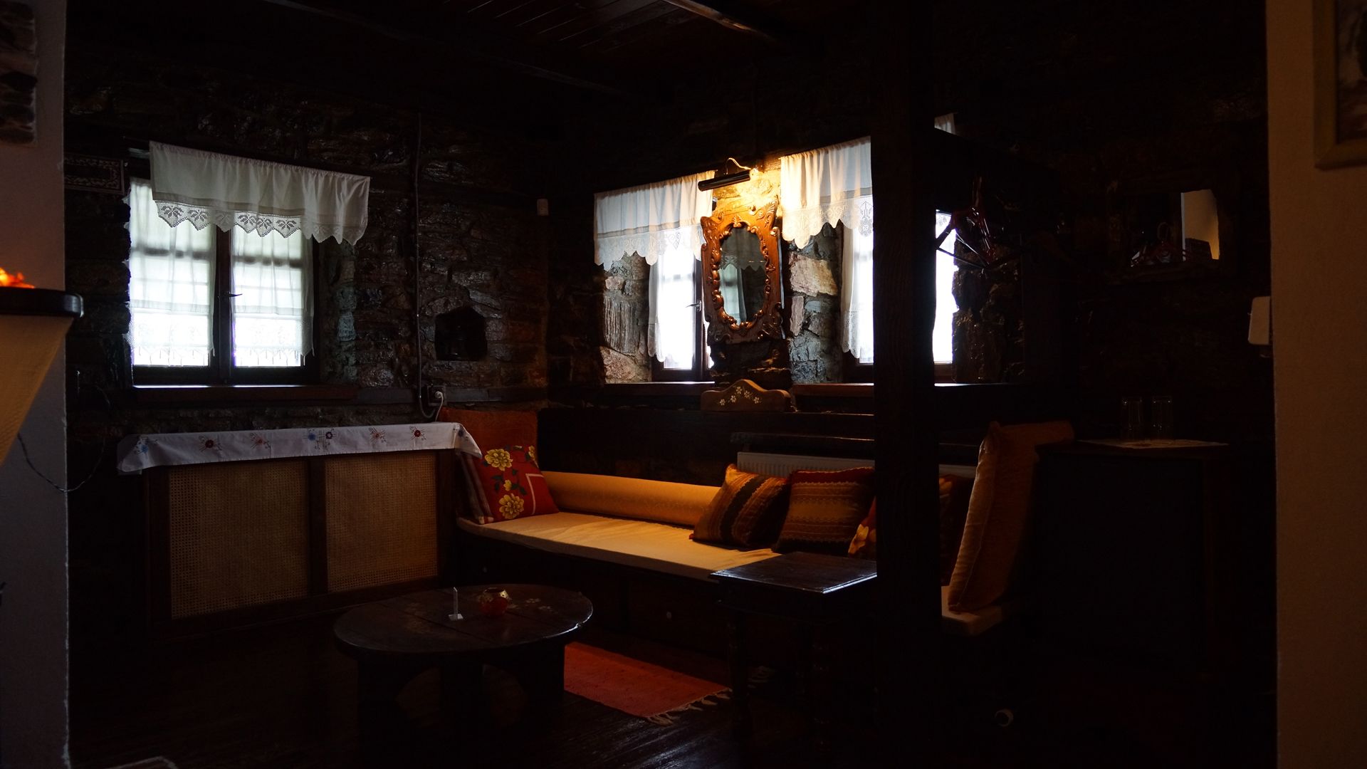 Phòng đôi truyền thống, 1 giường đôi và sofa giường, lò sưởi, quang cảnh núi | Khu phòng khách | TV LCD 32-inch có truyền hình vệ tinh, TV, lò sưởi 