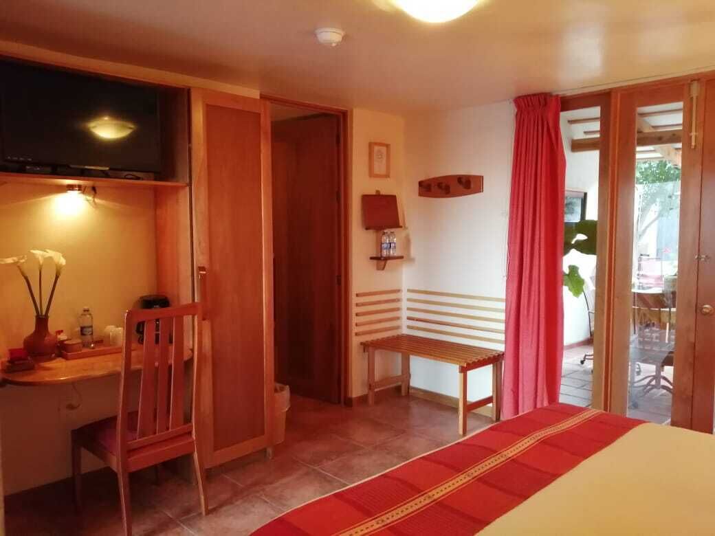 room, 1 king bed | in-room safe, desk, bed sheets