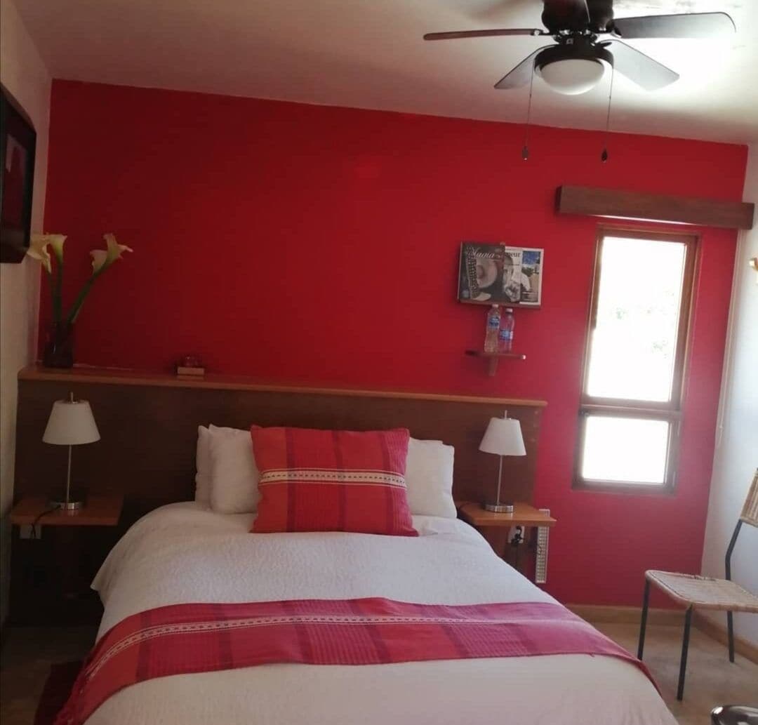 standard single room, 1 double bed | in-room safe, desk, bed sheets