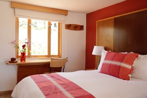 Caja de seguridad en la habitación, escritorio y ropa de cama 