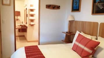 Standard Single Room | In-room safe, desk, bed sheets