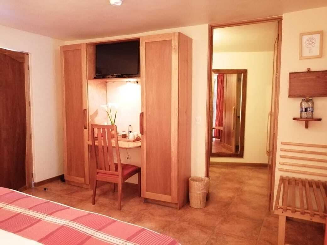 room, 1 king bed | in-room safe, desk, bed sheets