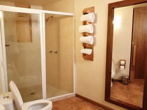 Camera, 1 letto king | Bagno | Doccia, set di cortesia gratuito, asciugacapelli, asciugamani