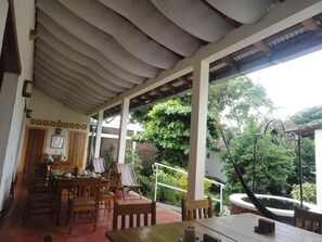 Đặc sản địa phương, nhìn ra vườn 