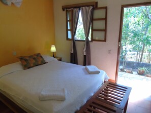 Chambre Design, 1 grand lit, salle de bains attenante, vue jardin