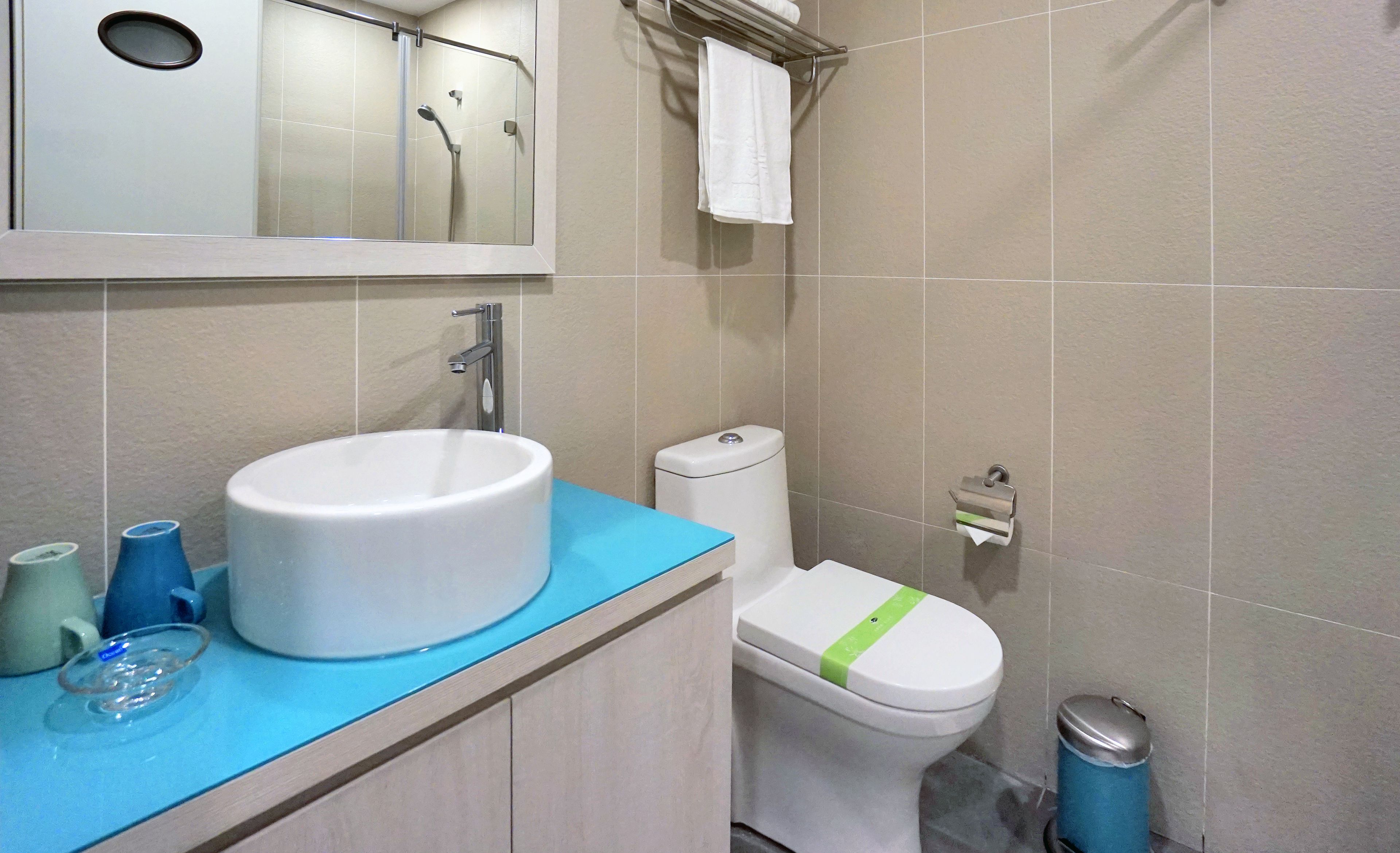classic double room | bathroom | shower, free toiletries, hair dryer, slippers