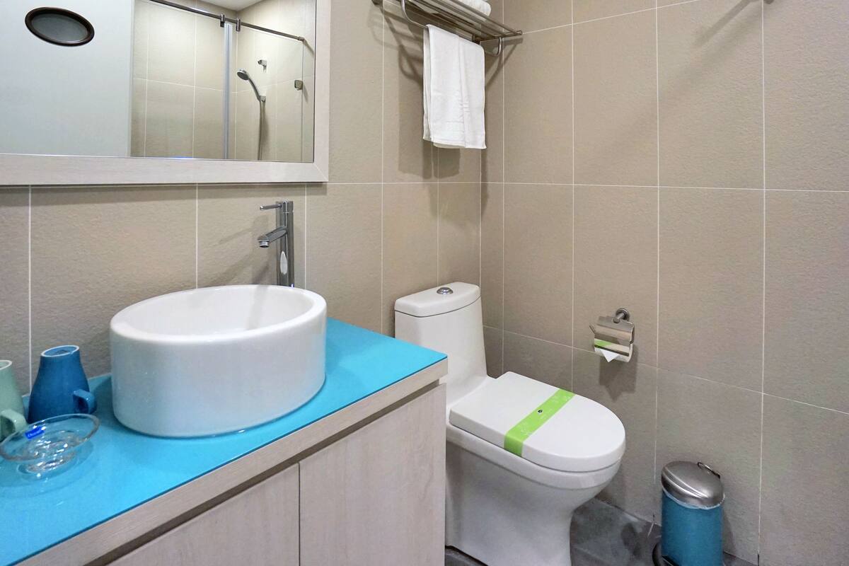 classic double room | bathroom | shower, free toiletries, hair dryer, slippers
