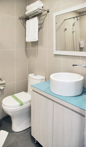 Shower, free toiletries, hair dryer, slippers - Palau Hotel (Koror)
