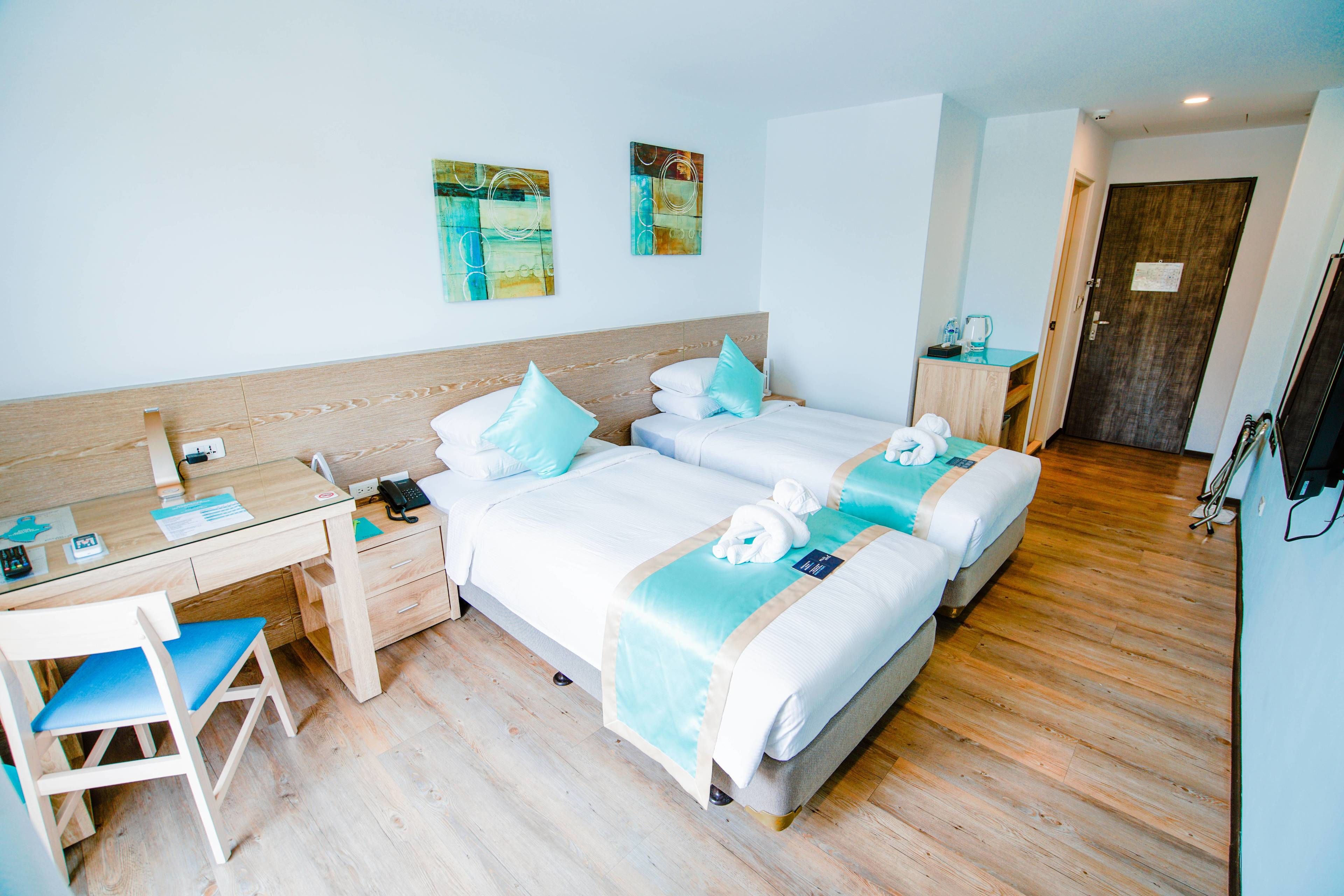 deluxe twin room | premium bedding, free minibar, in-room safe, desk