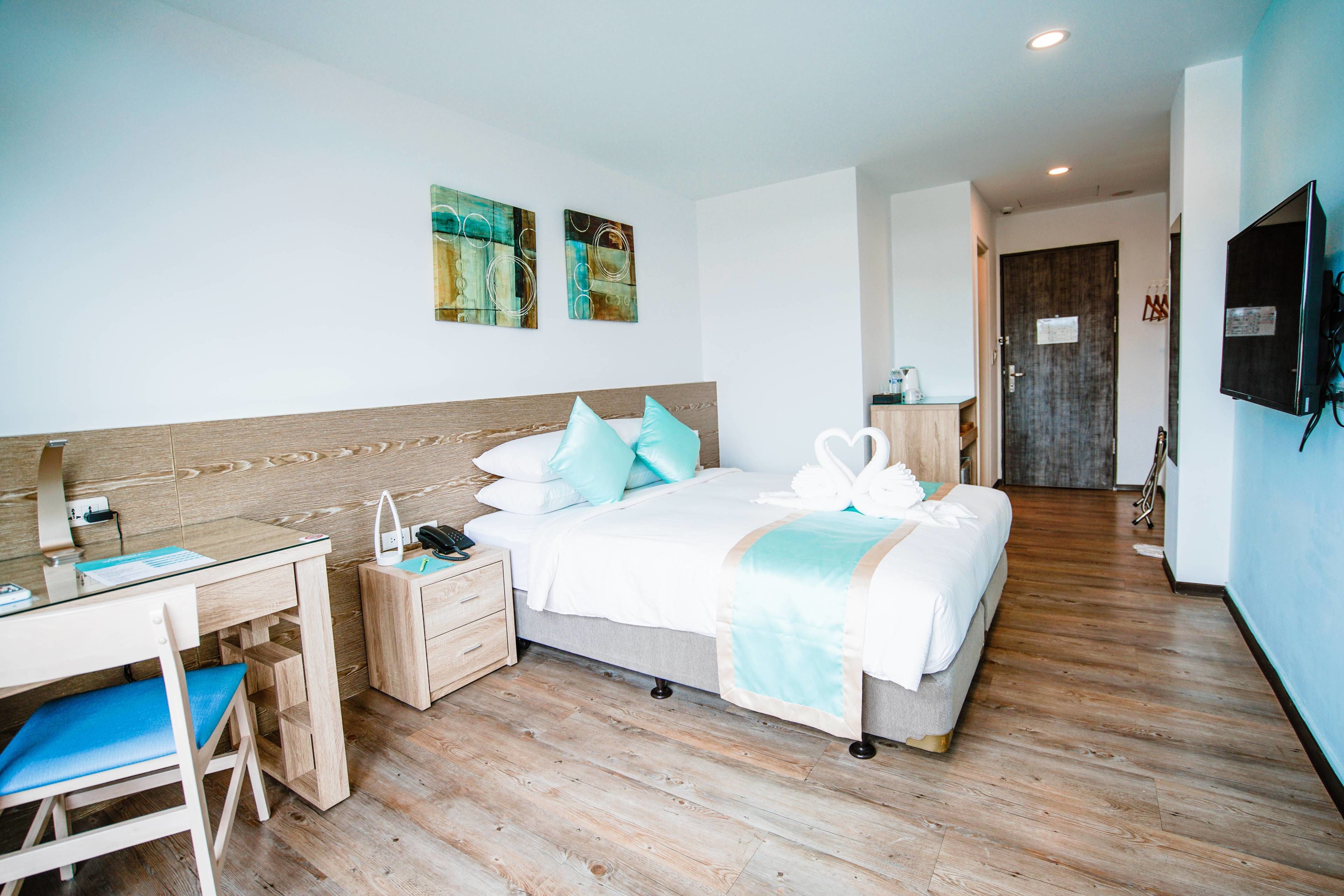 deluxe twin room | premium bedding, free minibar, in-room safe, desk