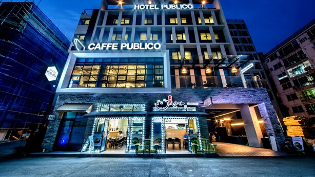 Un hôtel appelé Hotel Publico, qui possède un café au rez-de-chaussée.