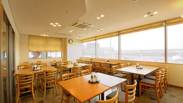 Daily buffet breakfast (JPY 1000 per person)