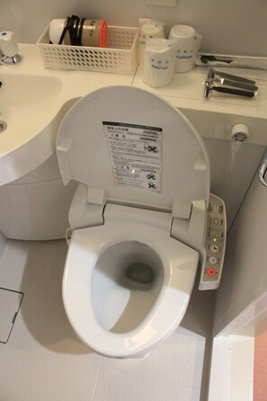 Combined shower/tub, free toiletries, hair dryer, slippers - Hotel Ekimae (Hakodate)