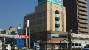 A hotel with a sign indicating a vacancy of 23-3589. - Hotel Ekimae (Hakodate)