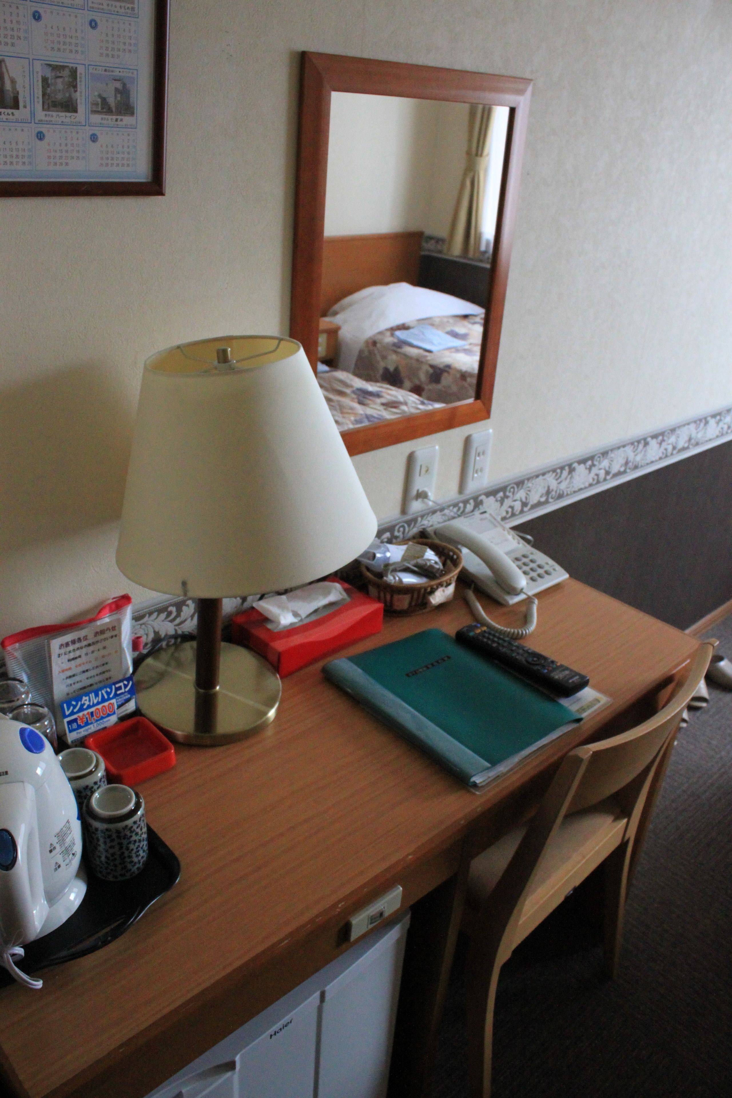 desk, free wifi, bed sheets