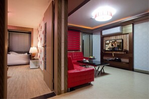 Premium bedding, desk, blackout drapes, free WiFi