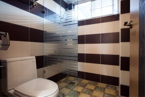 Habitación (2 persons) | Baño | Regadera, amenidades de baño gratuitas, secadora de cabello, pantuflas 