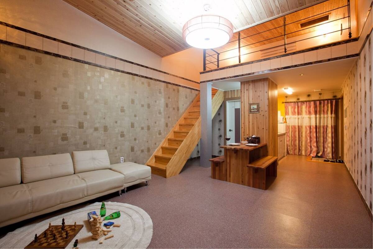 Premium bedding, desk, blackout drapes, free WiFi