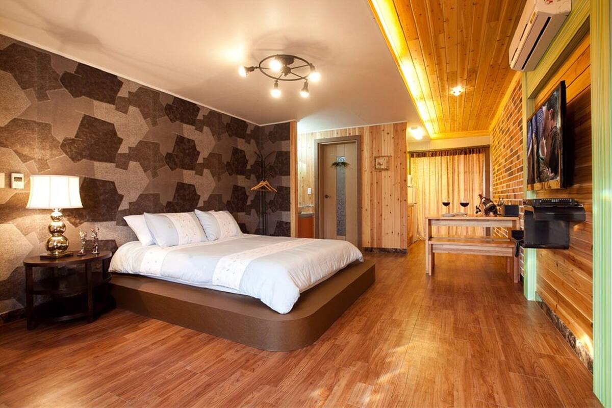 Premium bedding, desk, blackout drapes, free WiFi