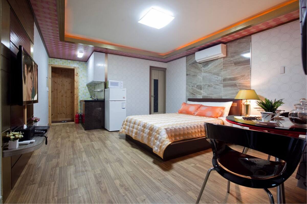 Premium bedding, desk, blackout drapes, free WiFi