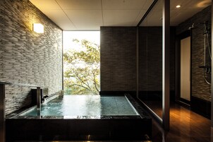 Bañera con ducha, bañera con aguas termales