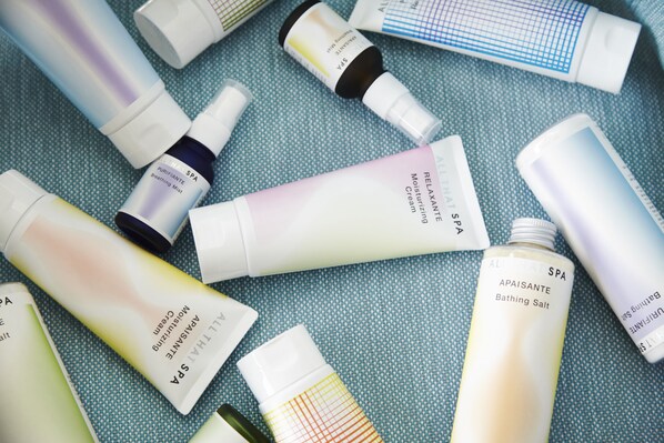 Différents produits de spa et de bain disposés sur une surface texturée.