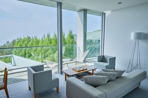 Suite, 4 soverom, rom vegg-i-vegg, havutsikt | Oppholdsområde | En 14-tommers Flatskjerm-TV med digitale kanaler samt TV og iPad