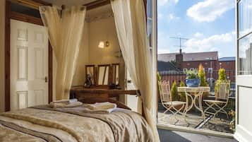 Camera doppia, balcone (Four Poster Bed) | Ferro/asse da stiro, Wi-Fi gratuito, lenzuola