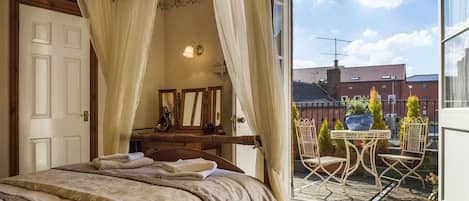 Double Room, Balcony (Four Poster Bed) | Seterika/papan seterika, Wi-fi percuma, cadar katil