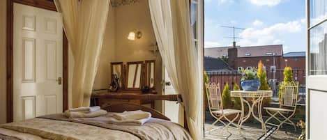 Tweepersoonskamer, balkon (Four Poster Bed) | Een strijkplank/strijkijzer, gratis wifi, beddengoed