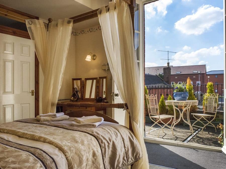 Double Room, Balcony (Four Poster Bed) | Iron/ironing board, free WiFi, bed sheets