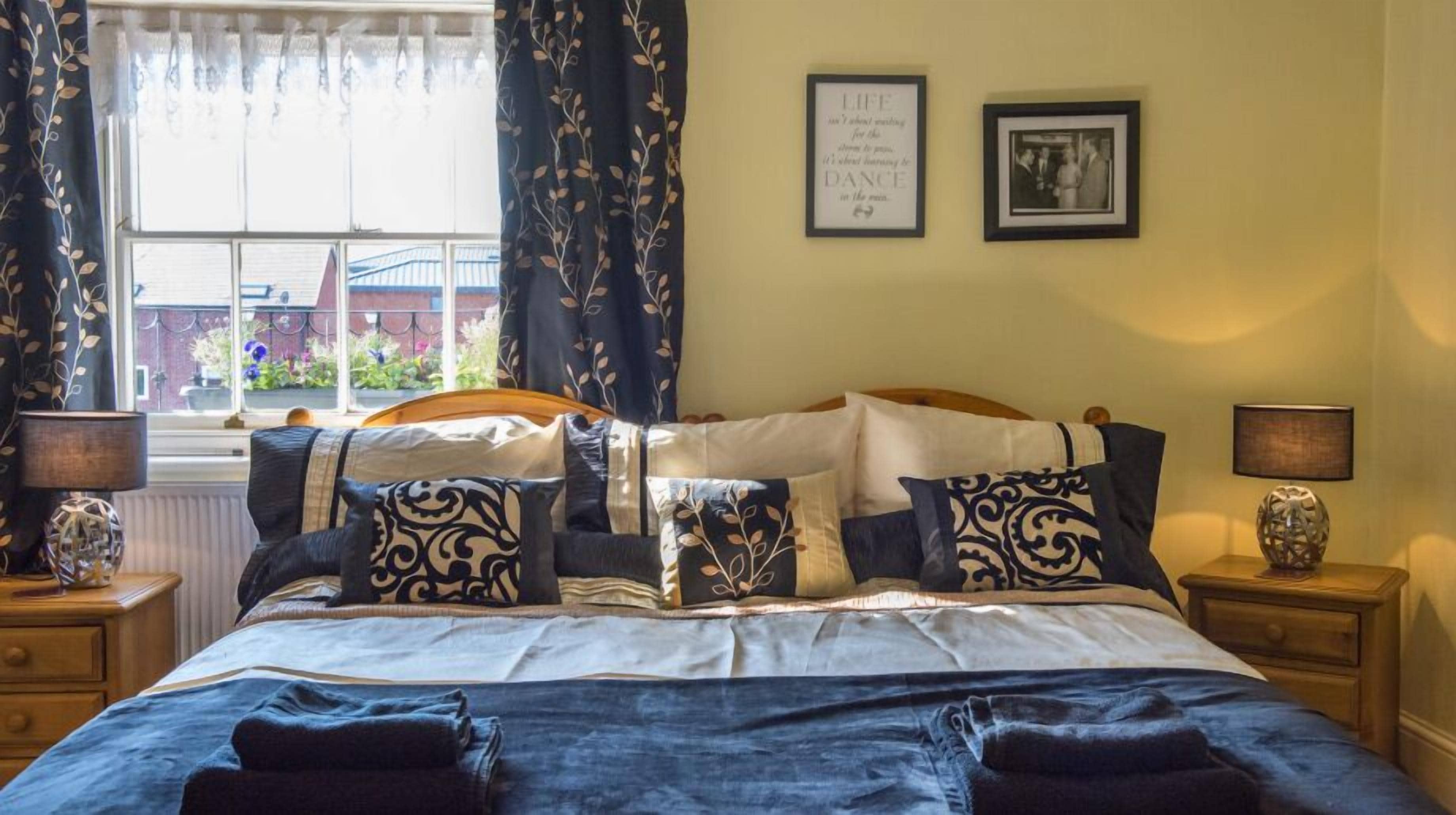 Family Room, Ensuite | Iron/ironing board, free WiFi, bed sheets