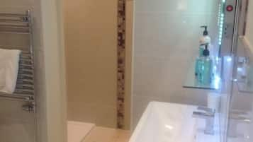 Deluxe Double Room | Bathroom | Shower, designer toiletries, hair dryer, towels