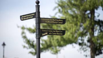 Useita eri suuntiin osoittavia opasteita, jotka kertovat reitin useisiin kohteisiin, kuten Riverside-alueen nähtävyyksiin ja kävelyreitille, WC-tiloihin (Riverside-pysäköintialueella), Villeneuve-le-Roin puutarhoihin, Stafs & Wores -kanavalle, kaupungin keskustaan Mart Lane -katua pitkin sekä historiallisiin kanava-altaisiin.