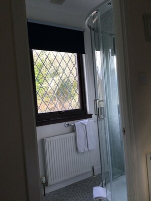 Standard Twin Room, Ensuite | Bathroom | Shower, free toiletries, towels - Darroch View B and B (Inverness)