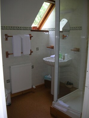 Shower, free toiletries, towels - Darroch View B and B (Inverness)