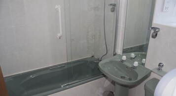 Ducha, artículos de tocador gratuitos, toallas