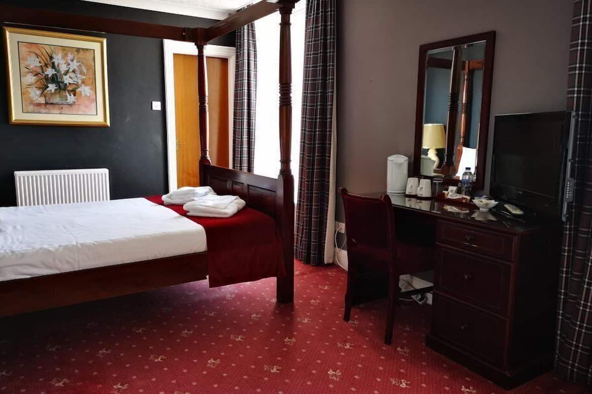 standard double room | desk, iron/ironing board, free wifi, bed sheets