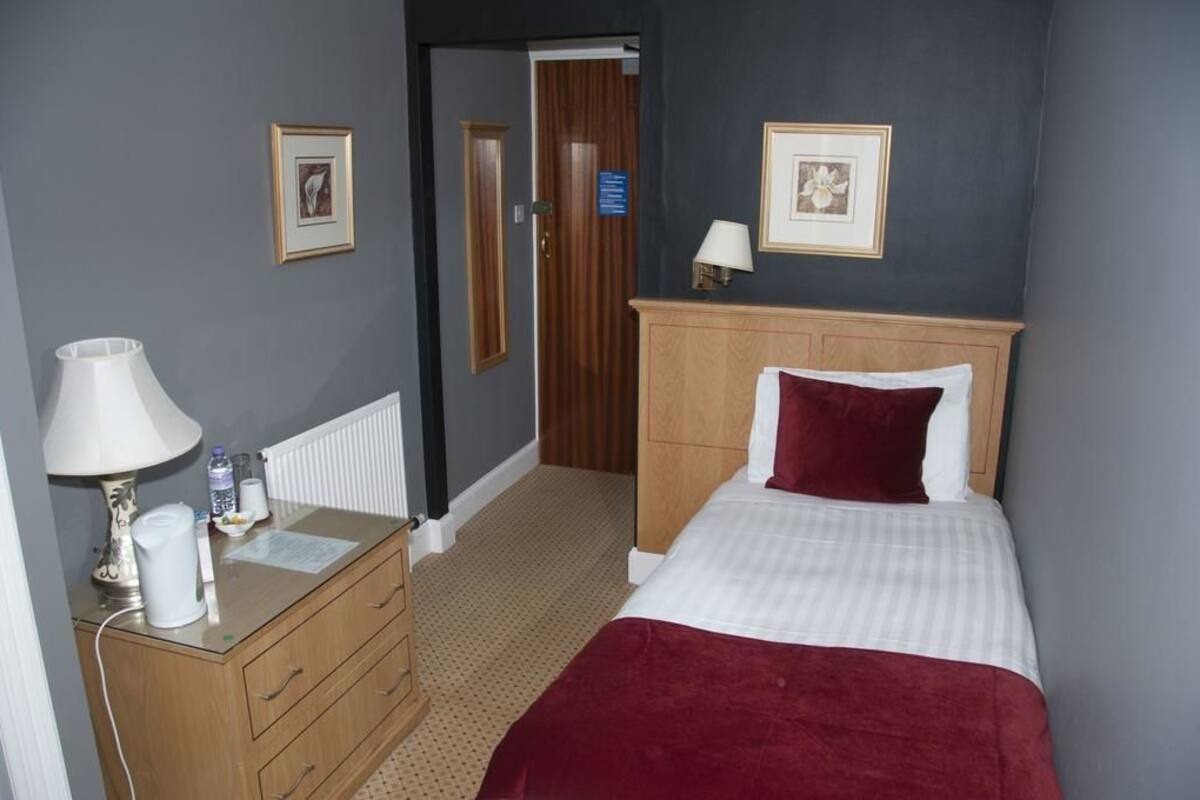 standard single room | desk, iron/ironing board, free wifi, bed sheets