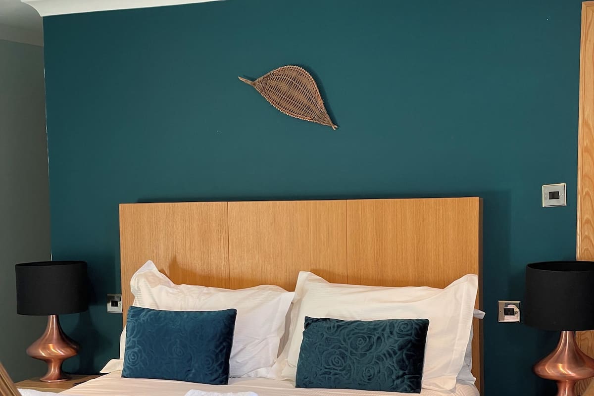 Kamar Double Superior (Room 2) | Seprai premium, busa memori, tirai kedap cahaya, dan kedap suara