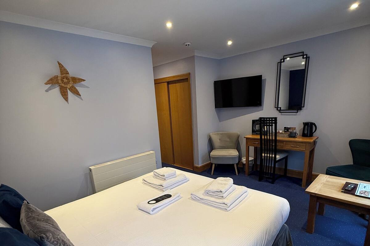 Kamar Double (Room 6) | Seprai premium, busa memori, tirai kedap cahaya, dan kedap suara