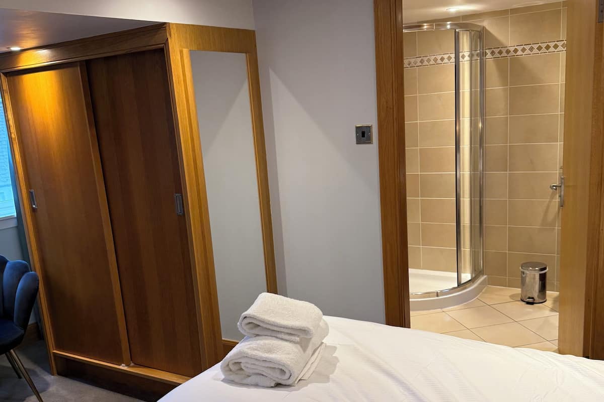 Kamar Twin | Seprai premium, busa memori, tirai kedap cahaya, dan kedap suara