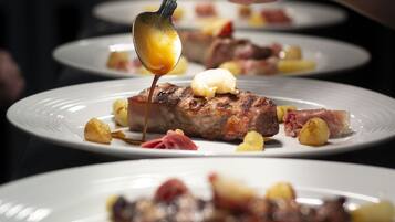 Se sirven almuerzos y cenas, cocina internacional