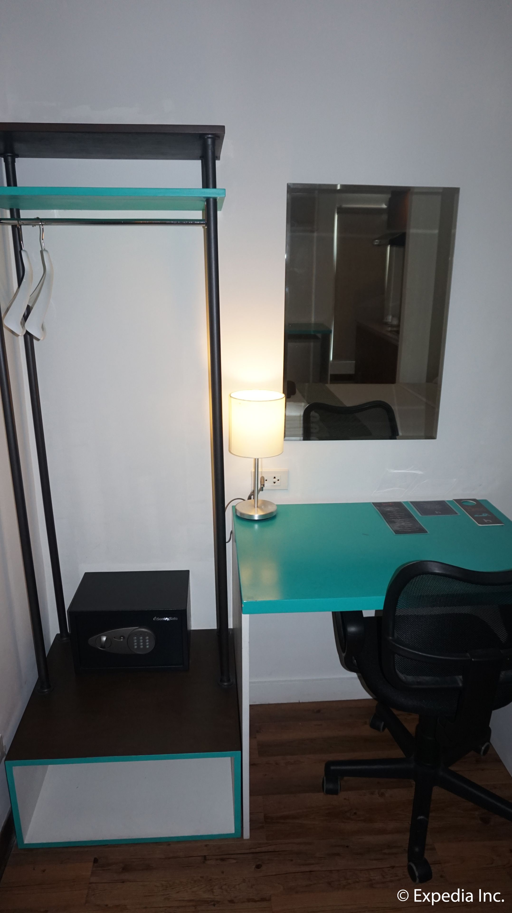 superior queen- room only | room amenity