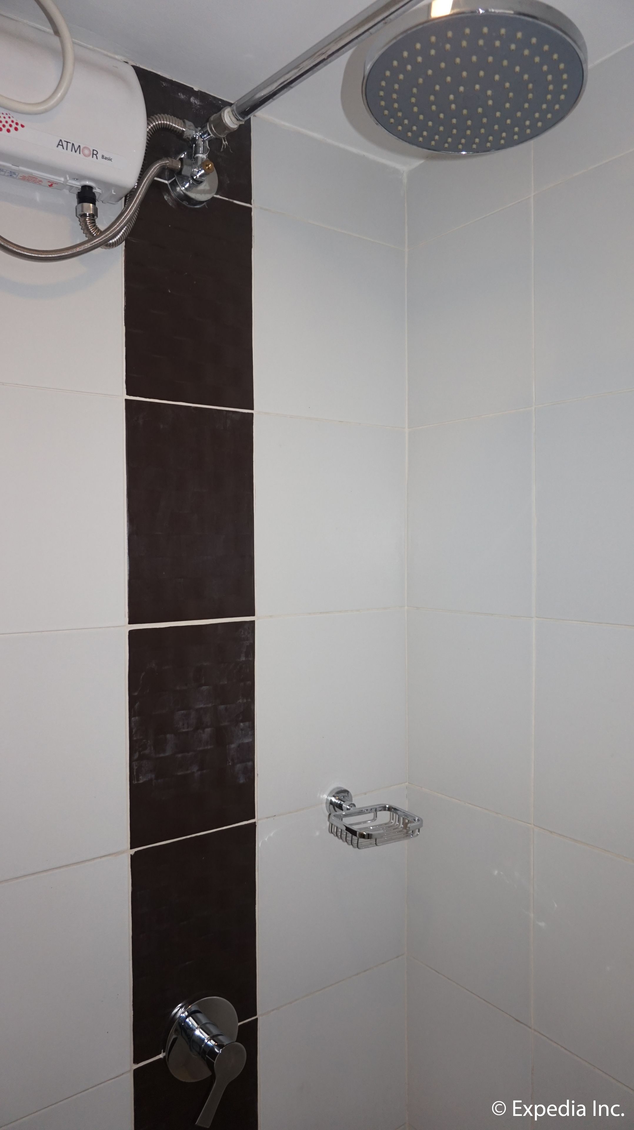 deluxe queen studio | bathroom shower