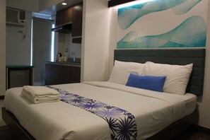 Rom – superior, 1 queensize-seng | Safe på rommet, skrivebord, sengetøy og rullestolvennlig