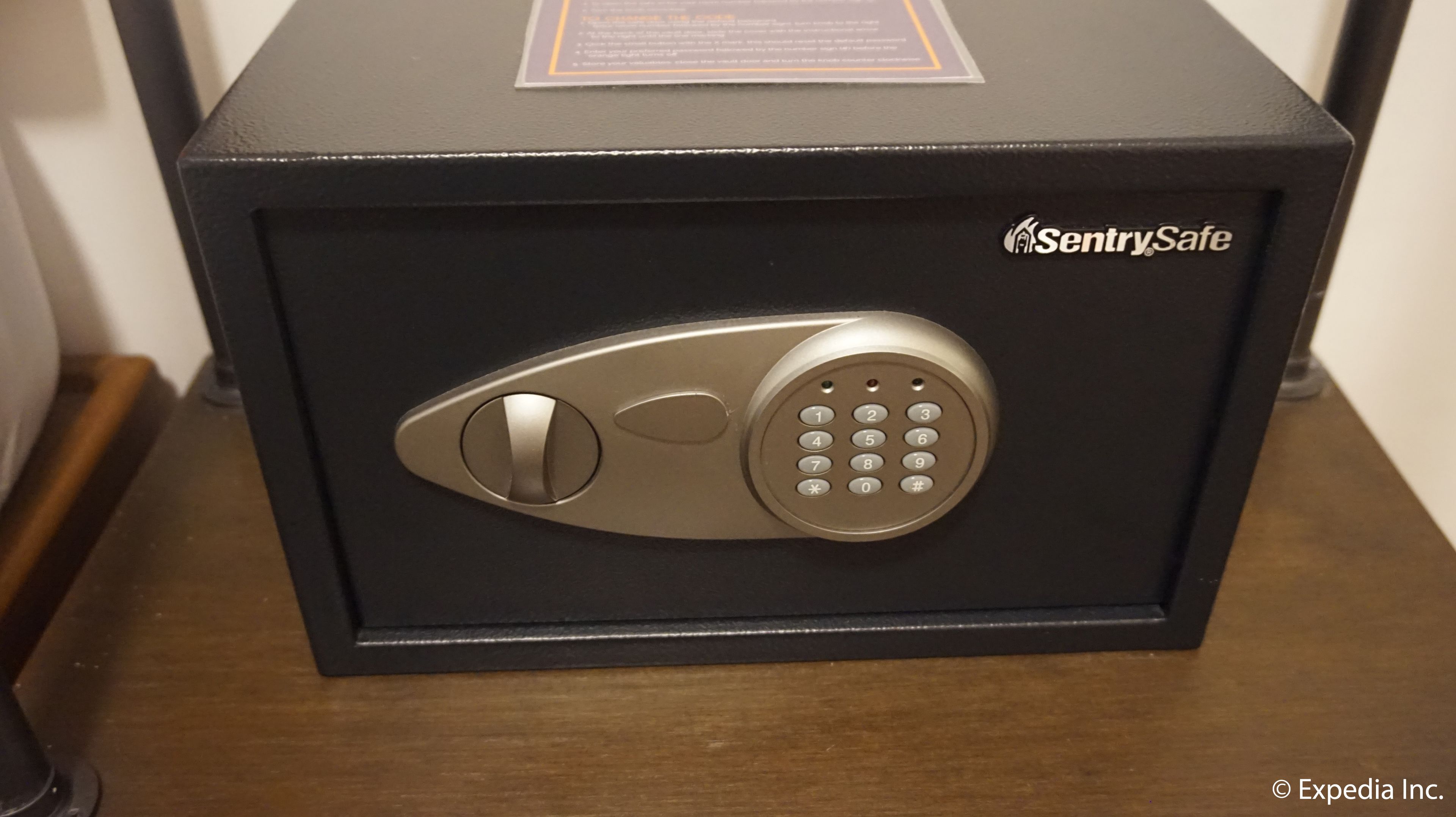 deluxe queen studio | safe