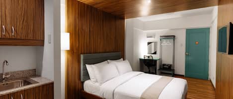 Premier studio, 1 tweepersoonsbed | Een kluis op de kamer, een bureau, beddengoed, rolstoeltoegang