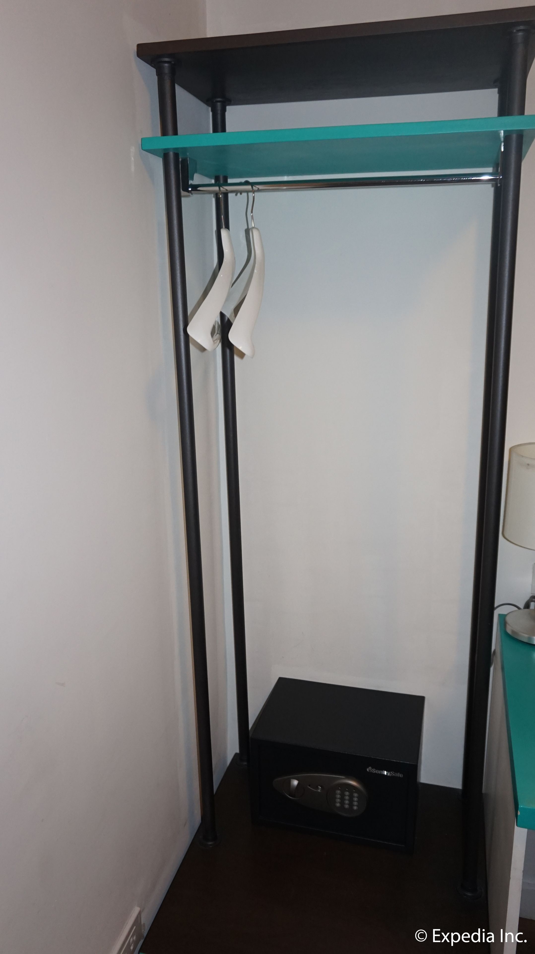 superior queen- room only | room amenity