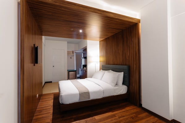 Premier Studio, 1 Double Bed | In-room safe, desk, bed sheets, wheelchair access - H Hotels - Metro North Uno (Quezon City)